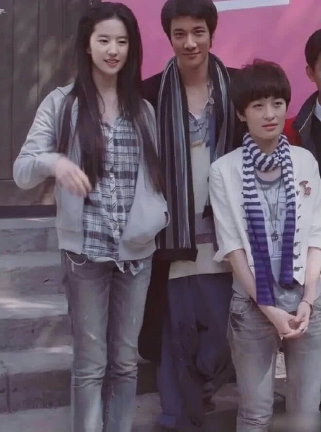 people-3-Liu Yifei-A-male actor-A-Zhou Xun-A-casual fashion-A-plaid shirt-A-jeans-A-scarf