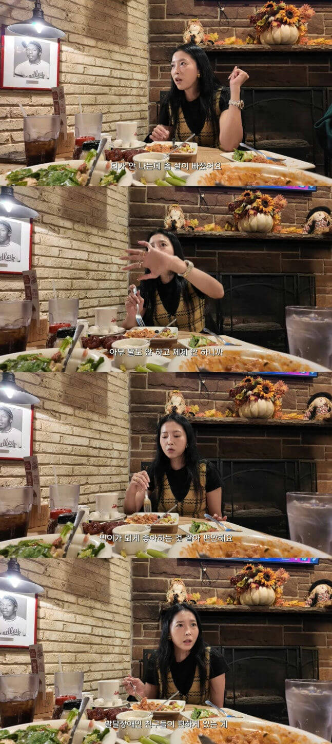 people-woman-eating-at-restaurant-talking-surprised-Korean-subtitles