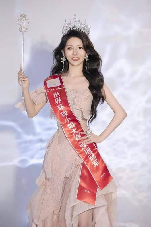 people-woman-beauty pageant winner-A-crown-A-sash-A-scepter