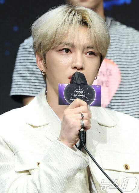people-A-male idol-A-blonde hair-B-white jacket-C-microphone