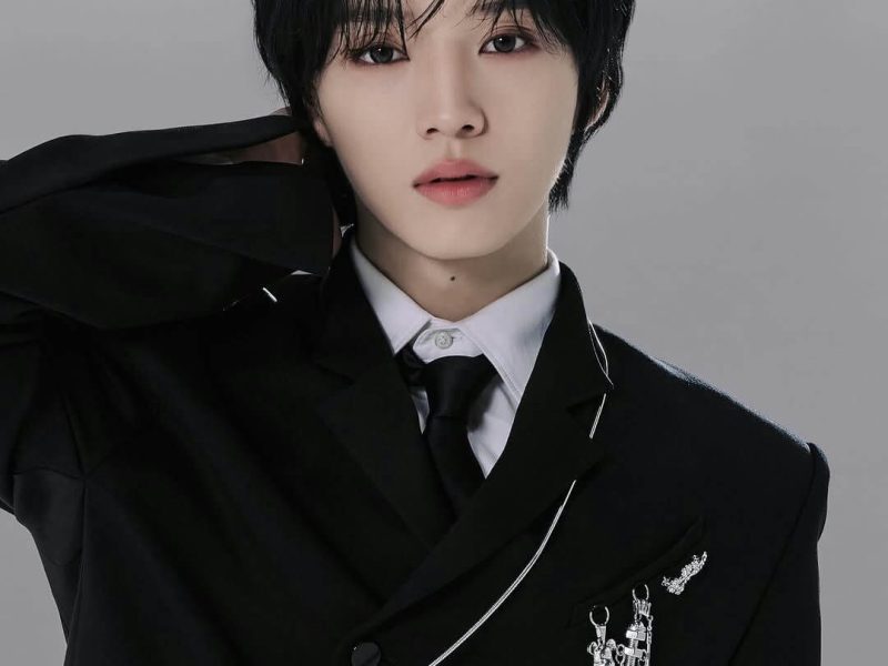 people-A-male K-pop idol-A-black hair-A-black suit and tie-A-silver chain and brooches