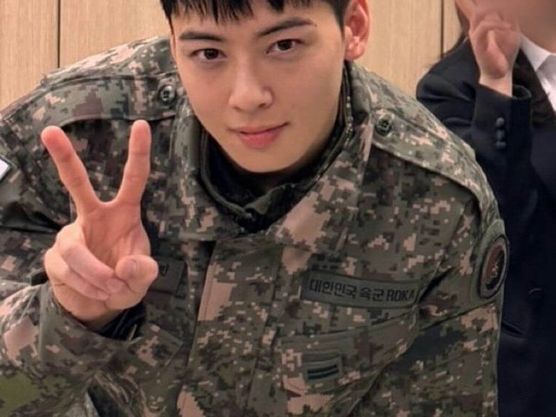 people-Cha Eun-woo-A-military uniform-A-peace sign-A-ROKA text
