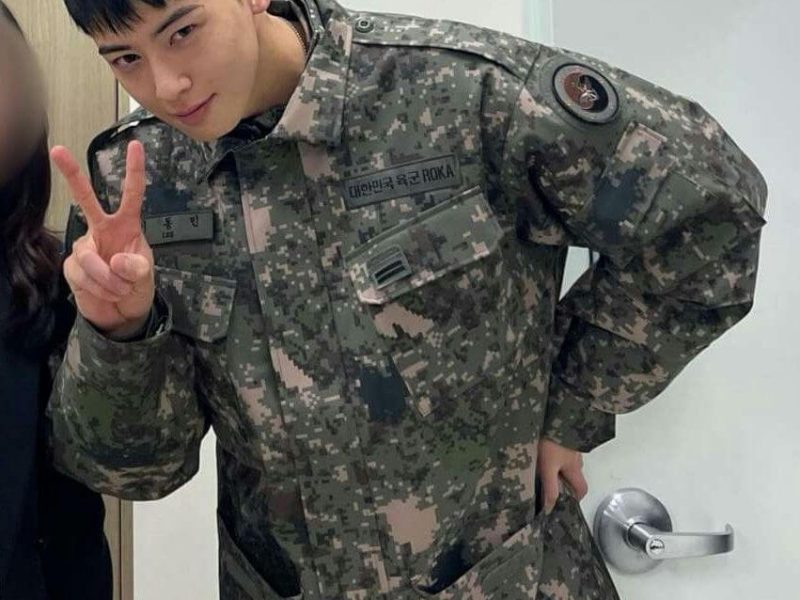 people-A-Cha Eun-woo-A-military uniform-B-South Korean Army camouflage-C-peace sign