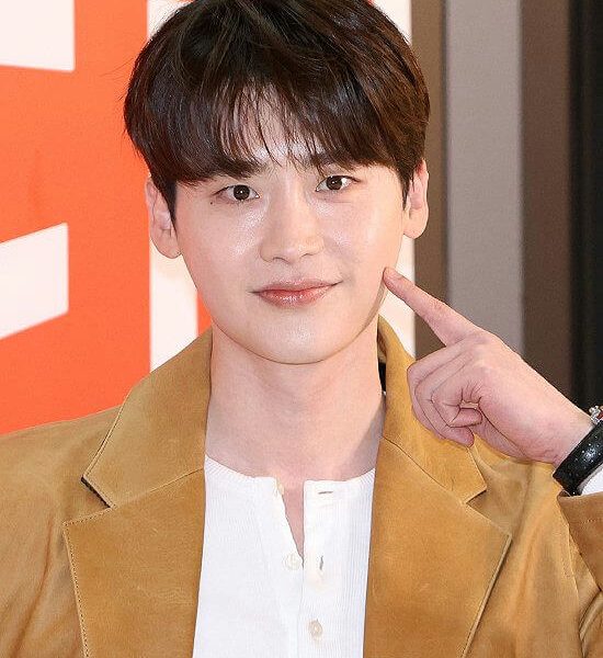 lee jongsuk the remarriage empress iu staff gift