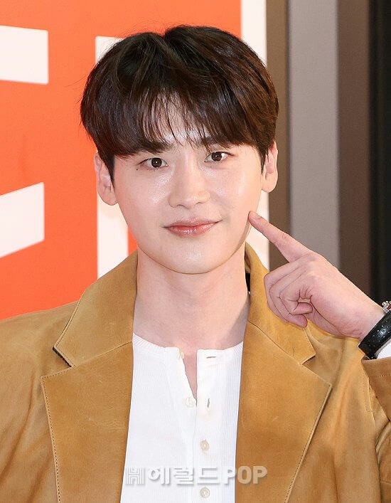 lee jongsuk the remarriage empress iu staff gift