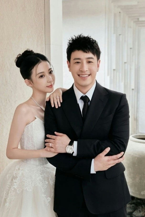 people-A-bride-A-groom-A-wedding attire-A-formal portrait