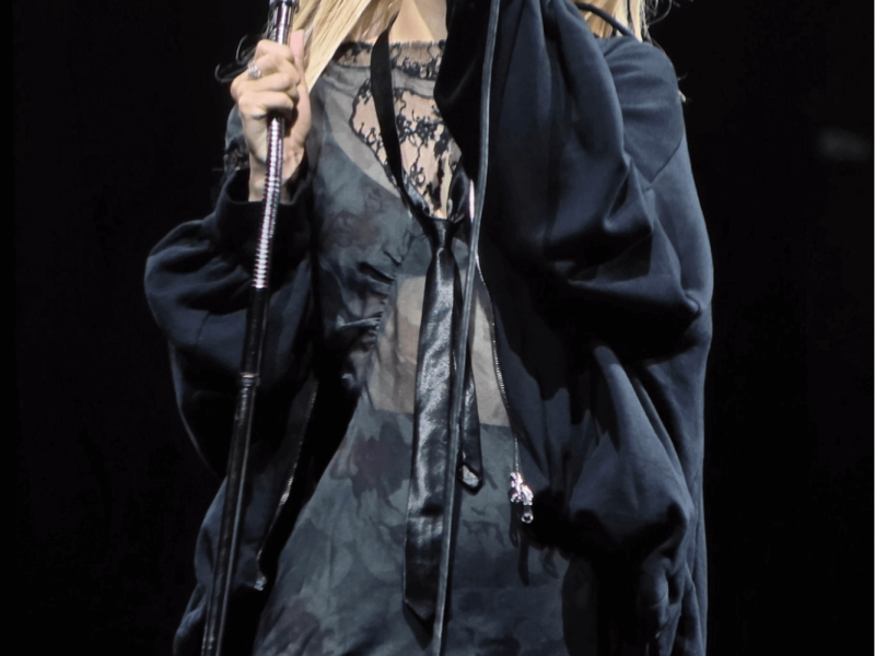 people-woman-blonde hair-A-singer-A-microphone-B-black outfit-C