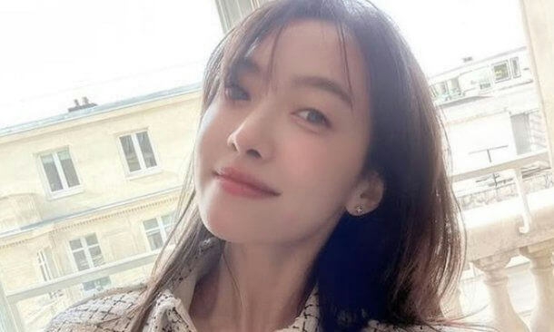 people-1-woman-A-selfie-A-dark hair-A-smiling subtly