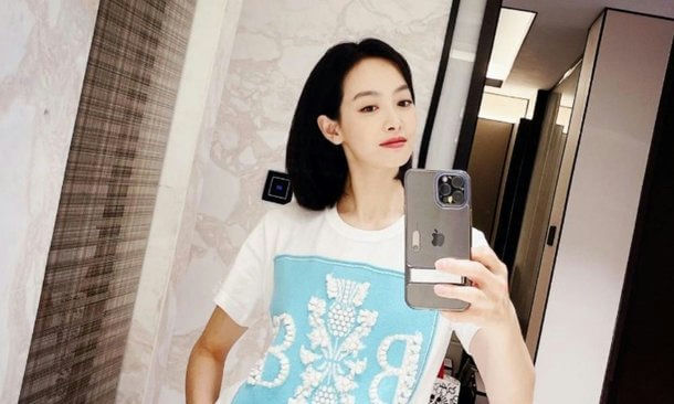 people-1-woman-A-selfie-B-short black hair-C-white and blue t-shirt