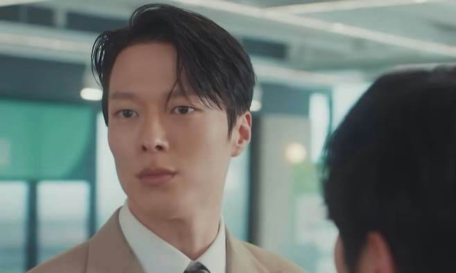 people-man-Korean-actor-Lee-Jong-Won-office-setting