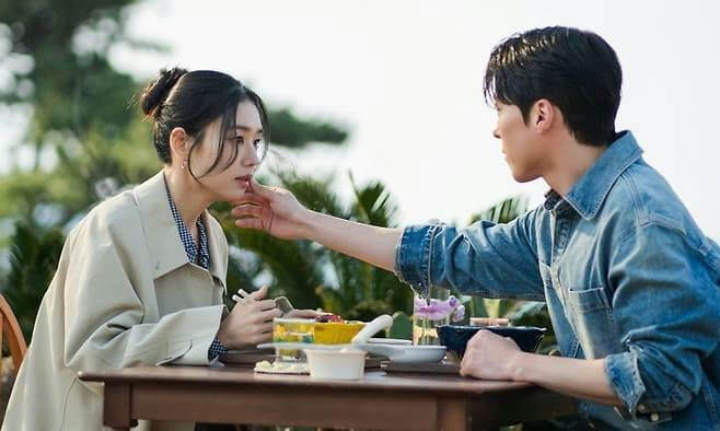 people-two-couple-A-intimate-gesture-A-outdoor-meal-B-casual-clothing-C