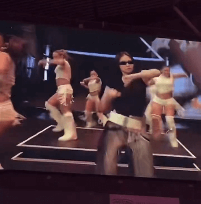 people-5-dancers-A-stage-A-performance-B-all-female-C