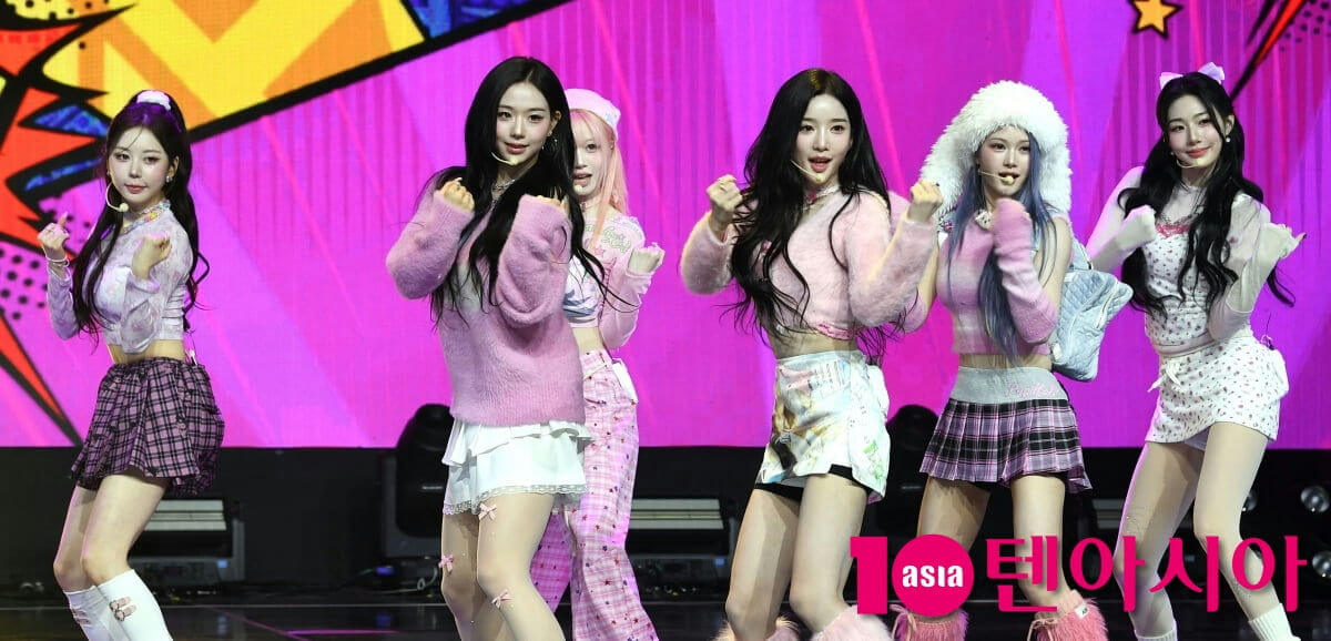 people-5-female-A-Kpop-A-stage-B-pink-outfits-C-dance
