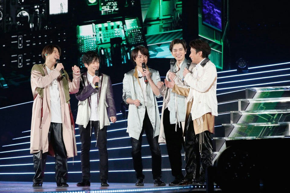 people-5-Japanese idol group-A-stage performance-A-holding microphones-A-matching outfits-A-smiling