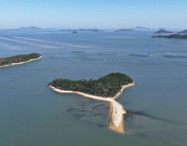 ocean-A-heart-shaped-island-A-sandbar-A-distant-islands-B-bridge