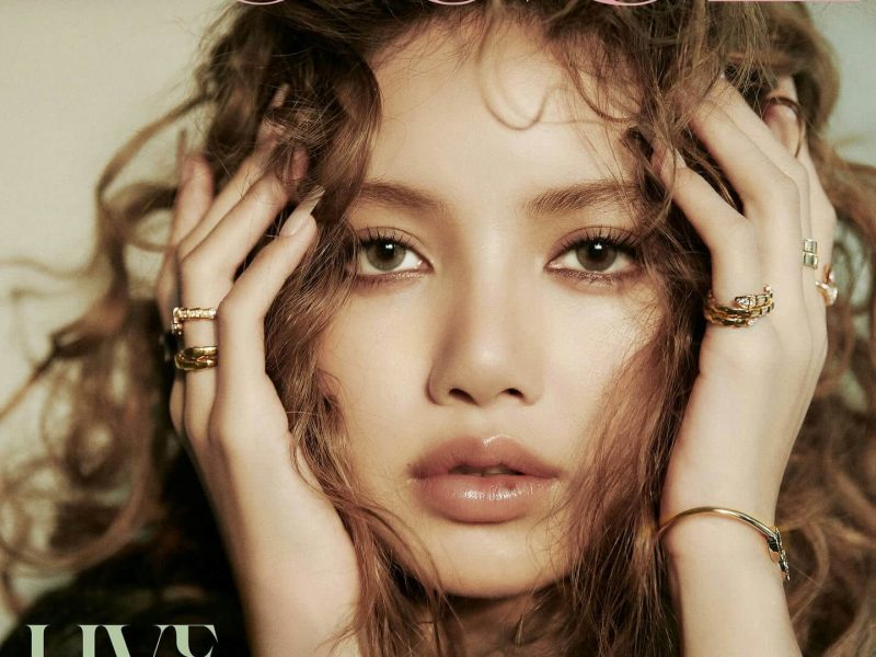 people-Lisa (BLACKPINK)-magazine cover-Vogue Korea-jewelry-gold rings and bracelets-wavy brown hair-glossy lips
