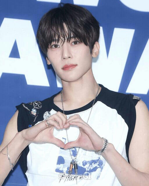 people-One male idol-A-dark hair-A-finger heart gesture-A-sleeveless shirt-A-silver jewelry