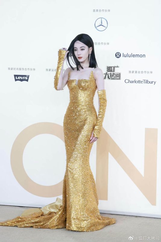 people-Dilraba Dilmurat-A-gold sequin dress-A-long opera gloves-B-red lipstick-C-black bob hairstyle
