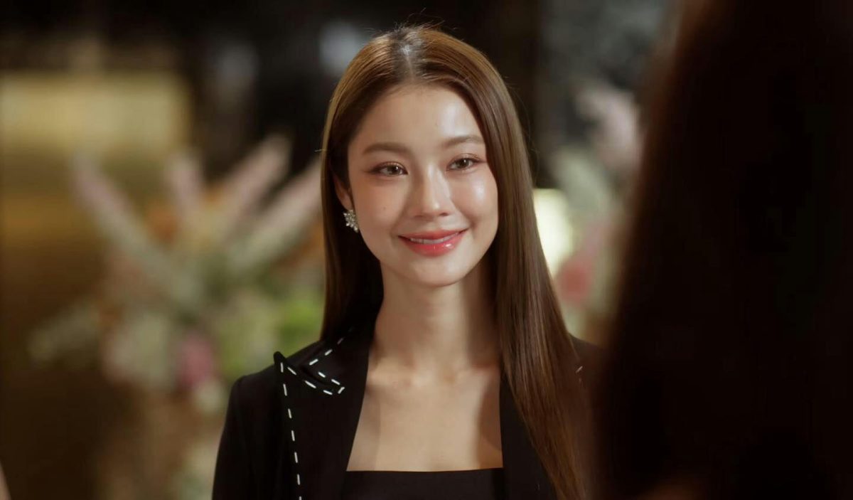 people-1-woman-A-long brown hair-A-smiling-A-black blazer-A-diamond earrings