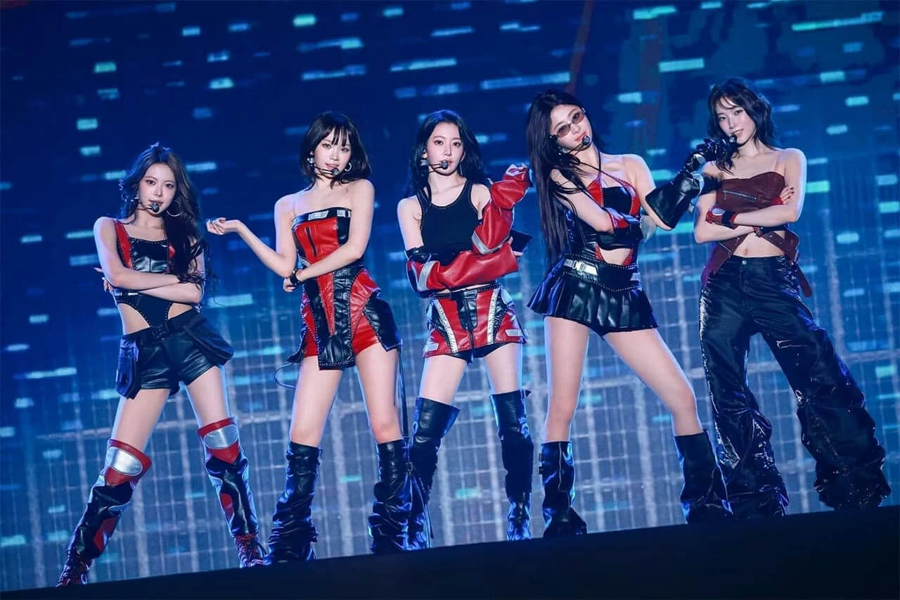 people-5-female-A-Kpop-A-stage-A-black and red outfits-A-leather-A-performance