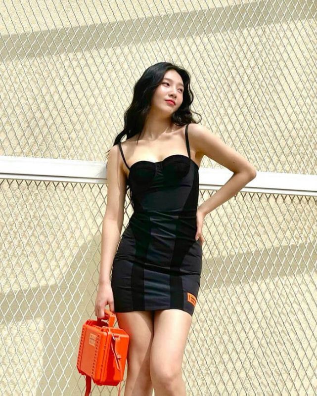 people-Joy (Red Velvet)-black mini dress-A-orange handbag-B-long black hair-C-textured wall background