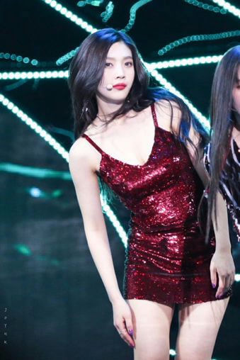 people-Joy (Red Velvet)-A-red sequin dress-B-stage performance-C-dark hair