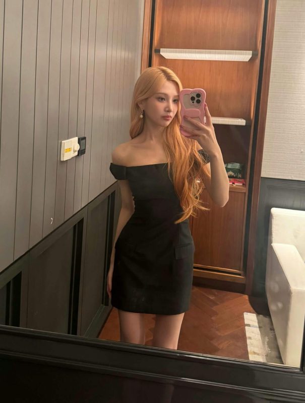 people-1-woman-A-selfie-A-black off-the-shoulder mini dress-A-orange hair-A-pink phone case