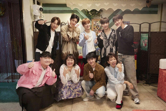 people-8-group photo-A-thumbs up-B-Korean actors-C-K-pop group EXO