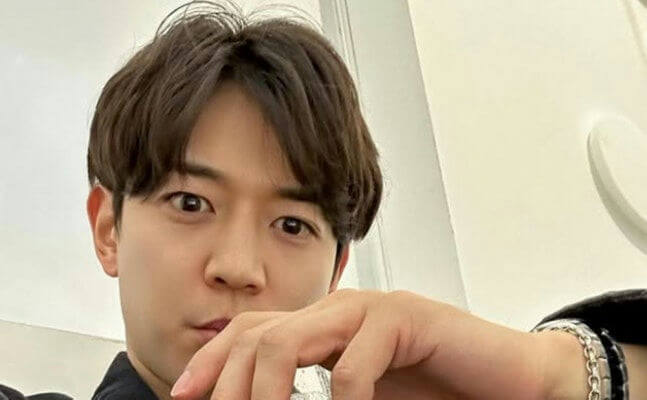 people-man-A-brown hair-A-close-up selfie-A-bracelet-A-looking at viewer