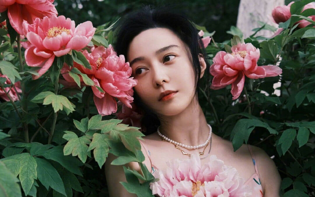 people-1-woman-A-peony flowers-B-pearl necklace-C-dark green foliage