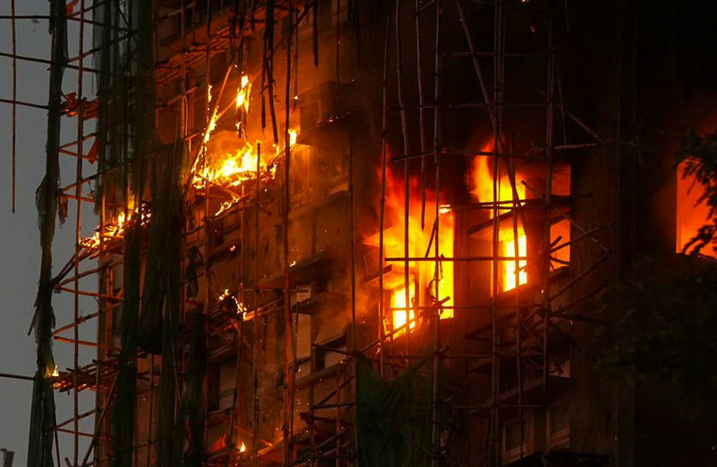 building-A-fire-A-scaffolding-A-night-B-window-B-flames-B-emergency-C-destruction-C