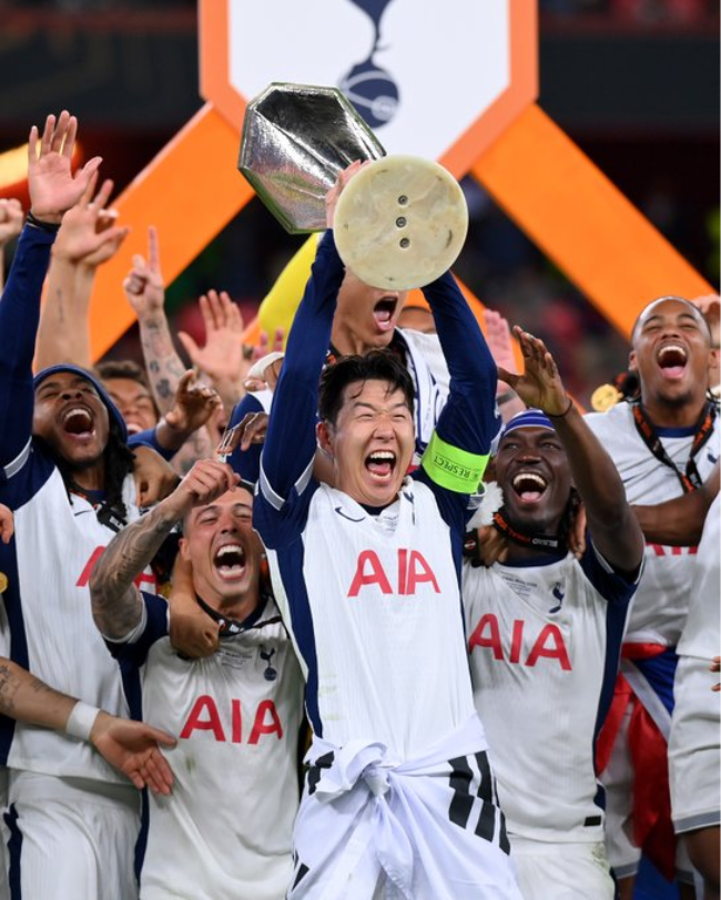 people-Son Heung-min-A-celebration-A-trophy-A-Tottenham Hotspur kit-B-joy-C-teammates