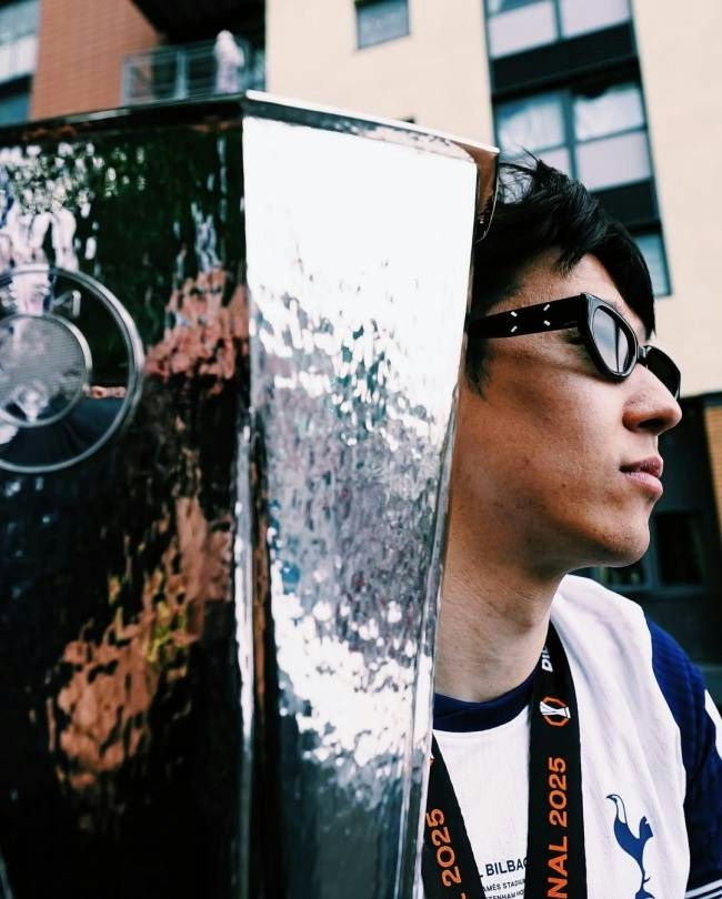 people-A-man-A-trophy-A-sunglasses-A-Tottenham Hotspur logo
