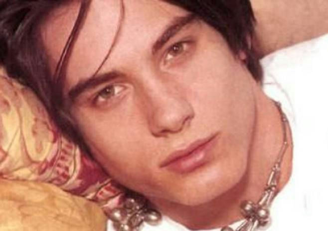 people-male-A-dark hair-A-brown eyes-A-lying down-B-wearing necklace-C