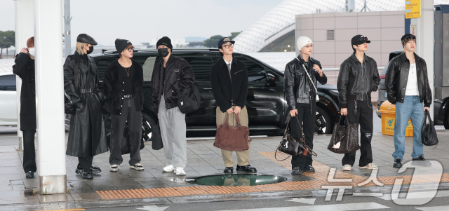 people-7-K-pop-A-airport-A-black-outfit-A-leather-fashion-A-bag-A-puddle
