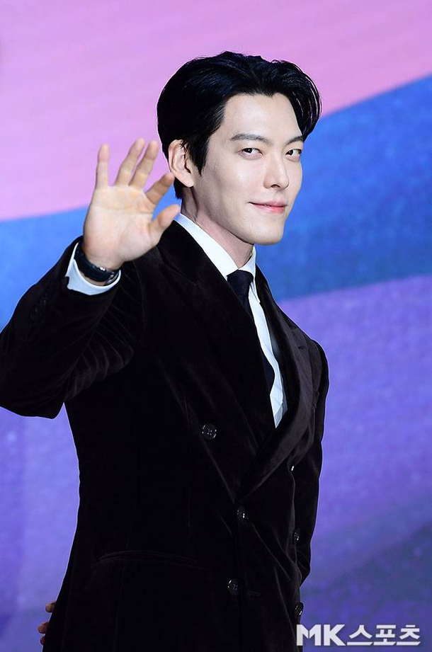 people-Kim Woo-bin-A-waving-A-black velvet double-breasted suit-A-formal event-A-Korean actor