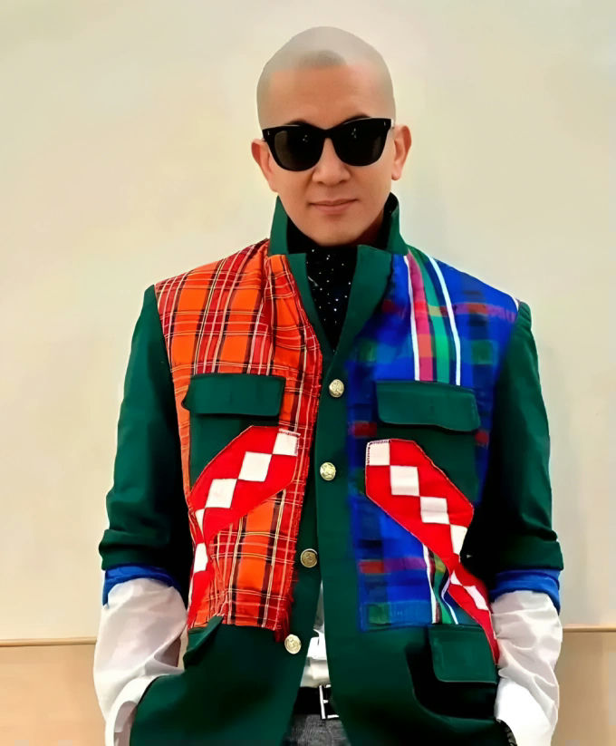 people-Man-A-Bald head-A-Sunglasses-A-Green jacket-A-Plaid patterns-A-Bright colors