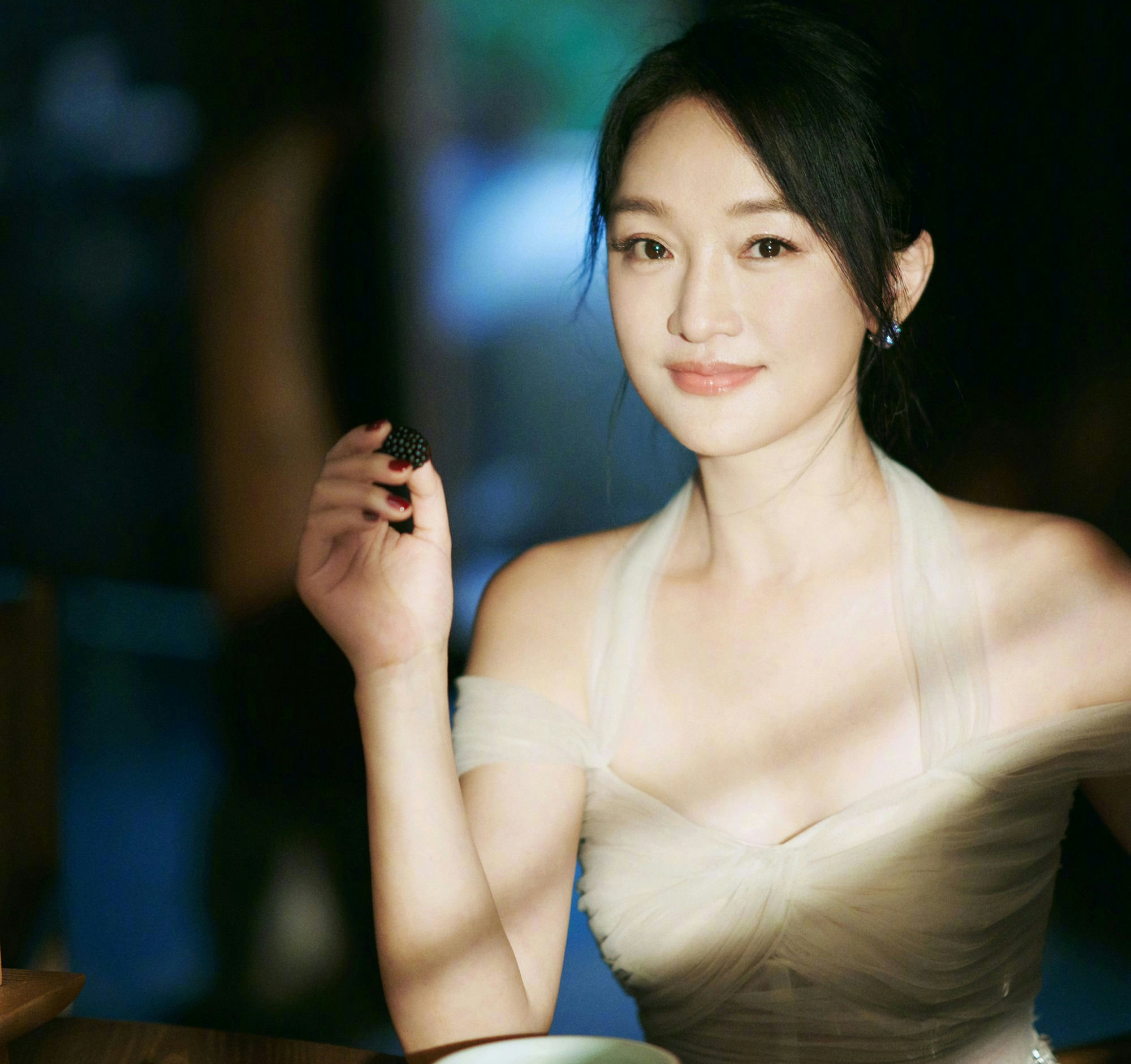 people-Zhou Xun-elegant attire-holding blackberry-dark background