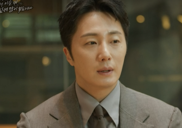 people-1-man-A-Korean actor-A-suit and tie-A-indoor setting