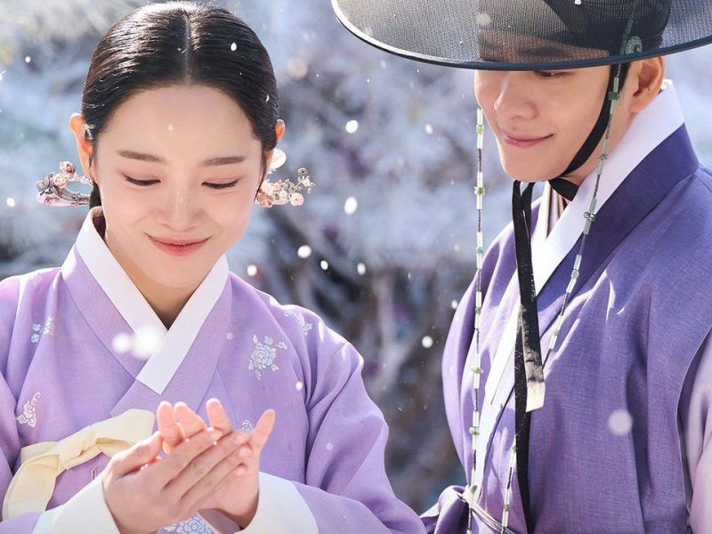 people-A-couple-A-Korean traditional clothing-A-hanbok-B-snowing-C-smiling