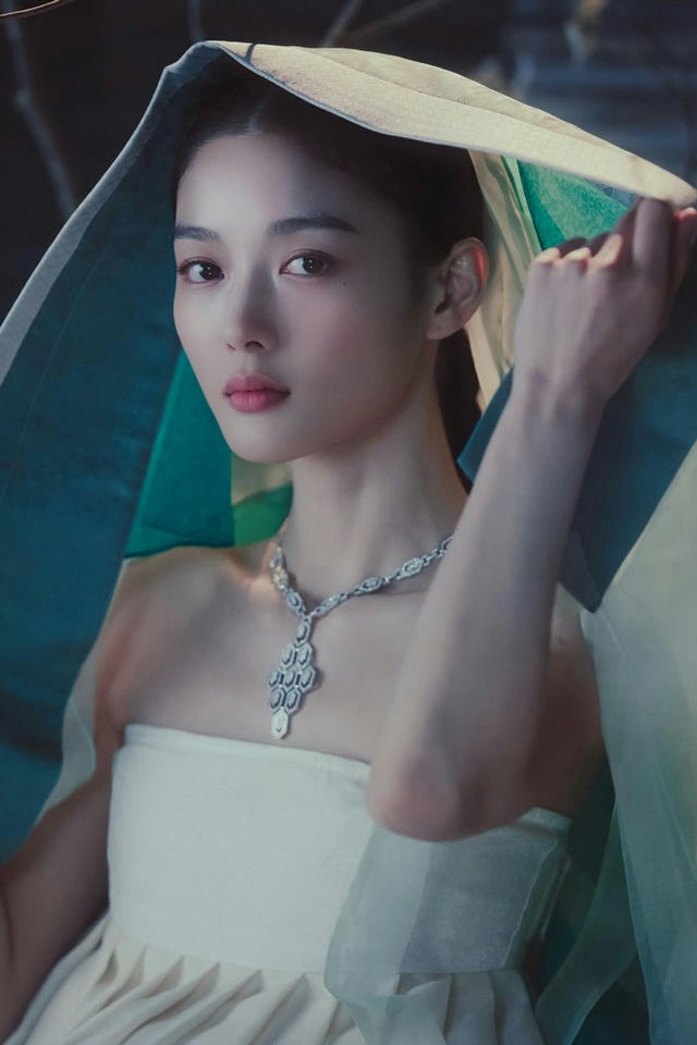 people-woman-elegant-jewelry-necklace-Hanfu-white dress