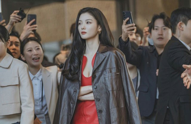 people-Jun Ji-hyun-A-celebrity-A-red dress-A-leather jacket-A-crowd-A-photographers