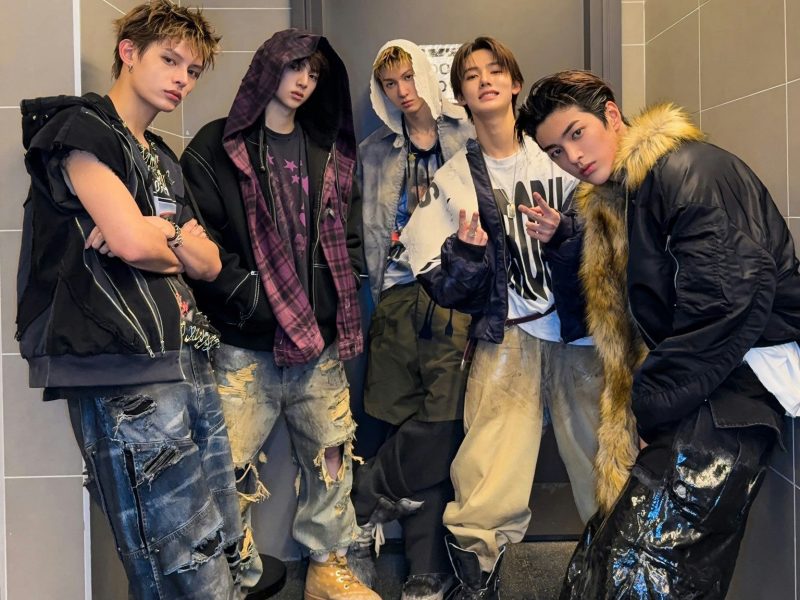 people-5-k-pop-fashion-A-grunge-style-B-layered-clothing-C-dark-aesthetic