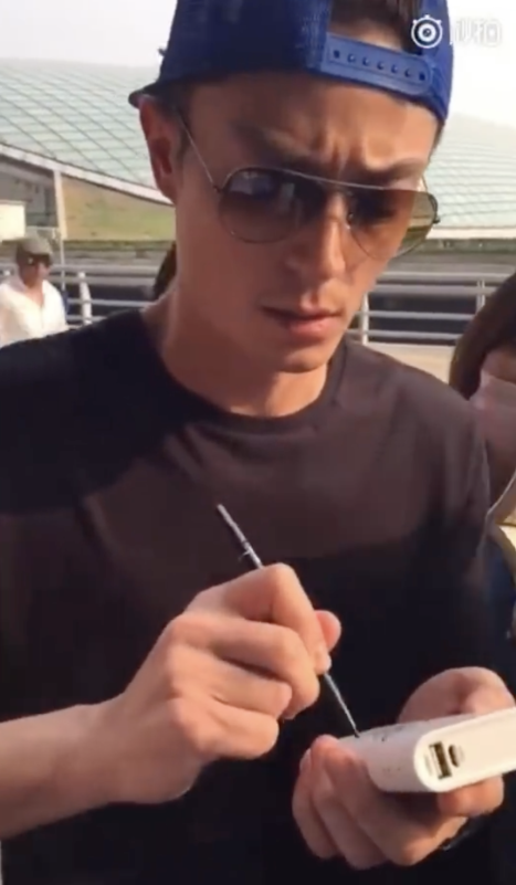 people-A-man-A-signing-A-power-bank-A-sunglasses-A-baseball-cap