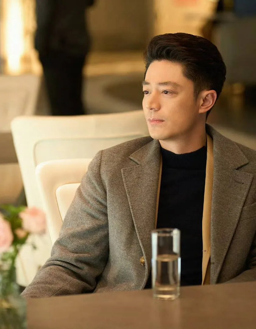 people-A-man-A-actor-A-Hu Ge-A-portrait-A-indoor-A-formalwear-A-looking-away