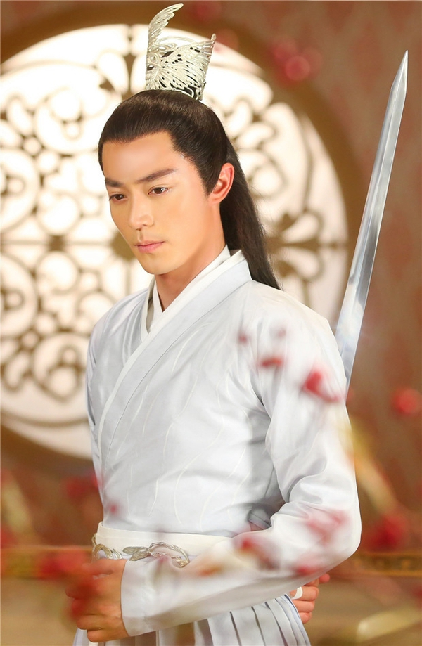 people-A-male actor-A-Chinese costume drama-A-white robe-A-long sword-A-head ornament