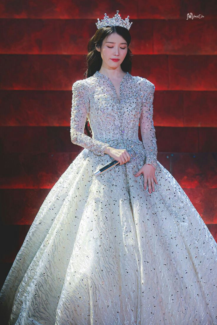 people-IU (Lee Ji-eun)-singer-A-white ball gown-A-sparkling embroidery-A-silver tiara-A-stage performance