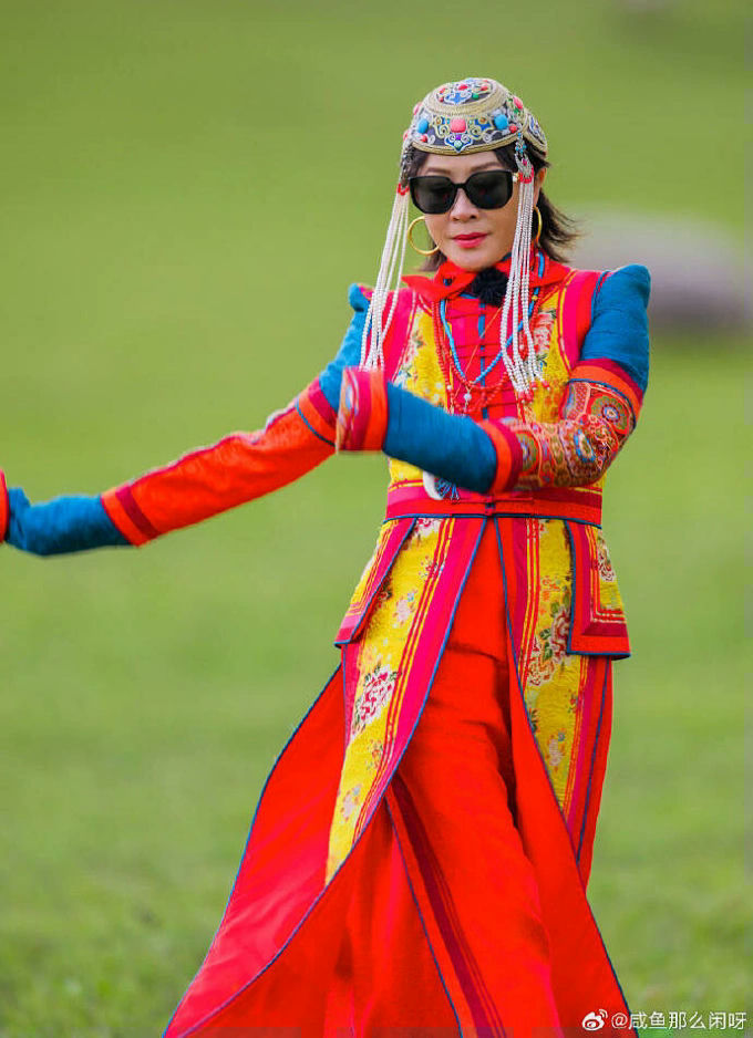 people-woman-A-traditional-attire-A-colorful-A-sunglasses