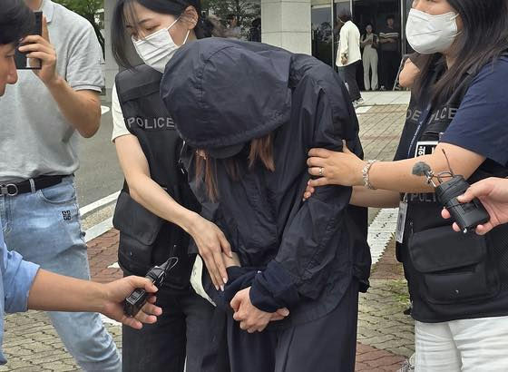 korean mother school exam theft