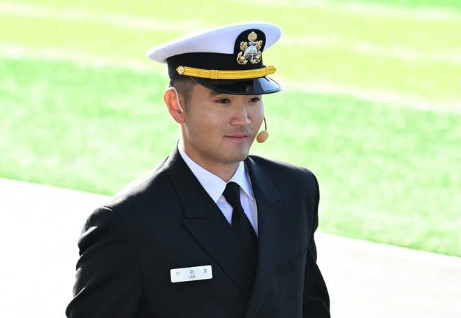 people-1-man-A-military uniform-B-US Navy officer hat-C-name tag (Korean/English)